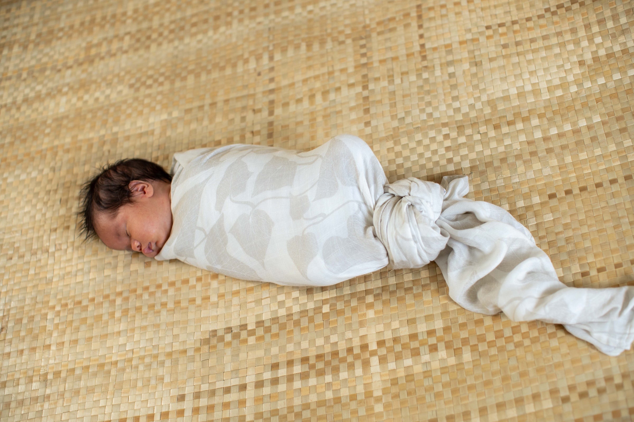 Beige Peʻahi Fern Bamboo Muslin Kapa Moe (Swaddle Blanket)