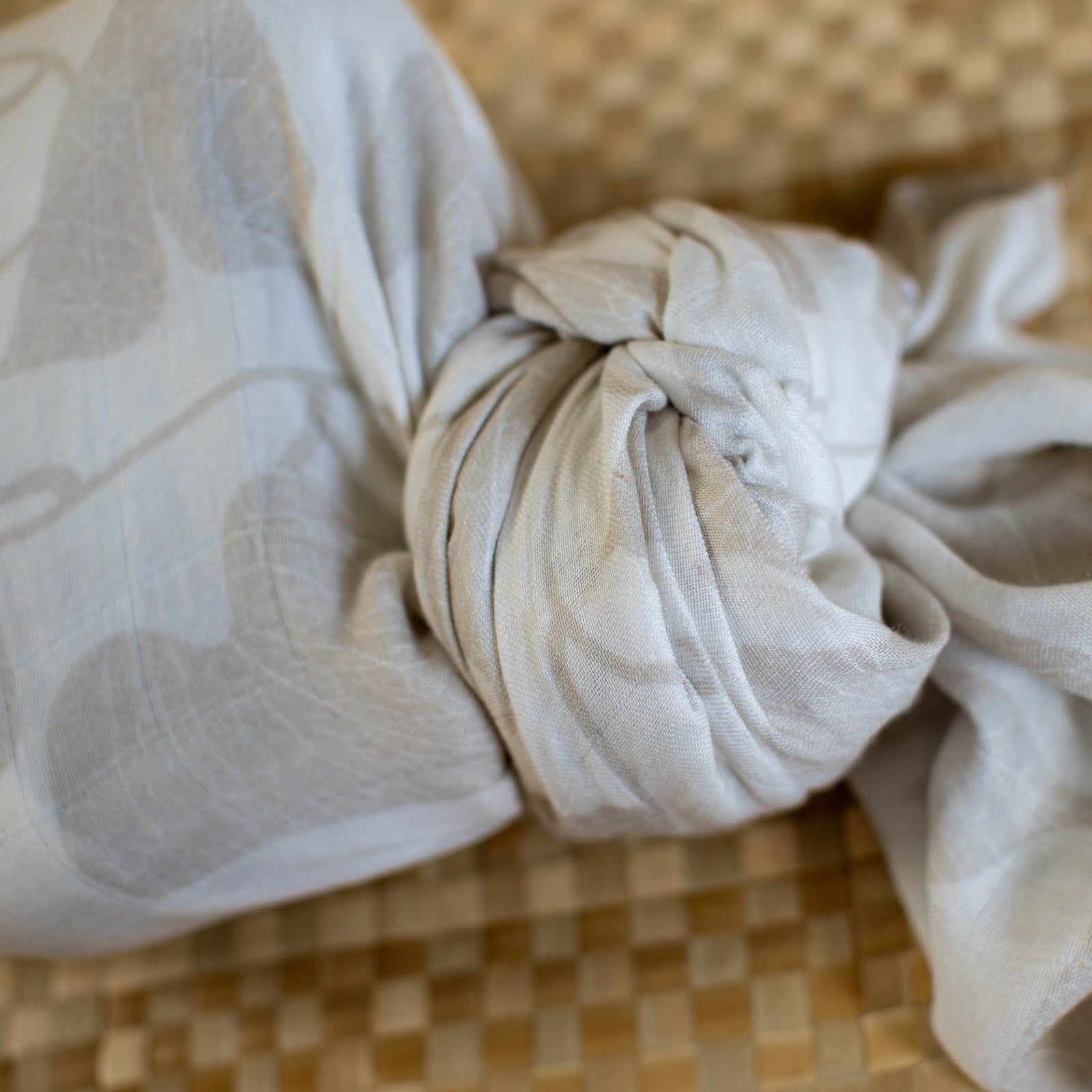 Beige Peʻahi Fern Kapa Moe - Hawaiian Bamboo Swaddle