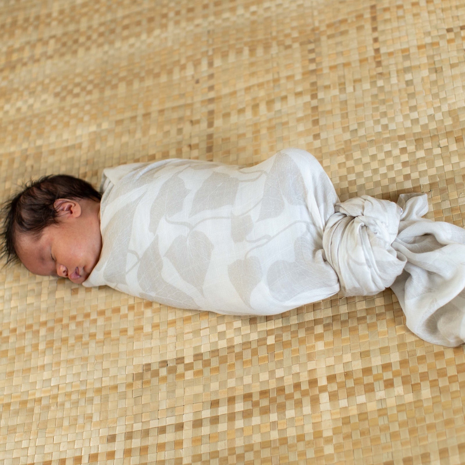 Beige Peʻahi Fern Kapa Moe - Hawaiian Bamboo Swaddle