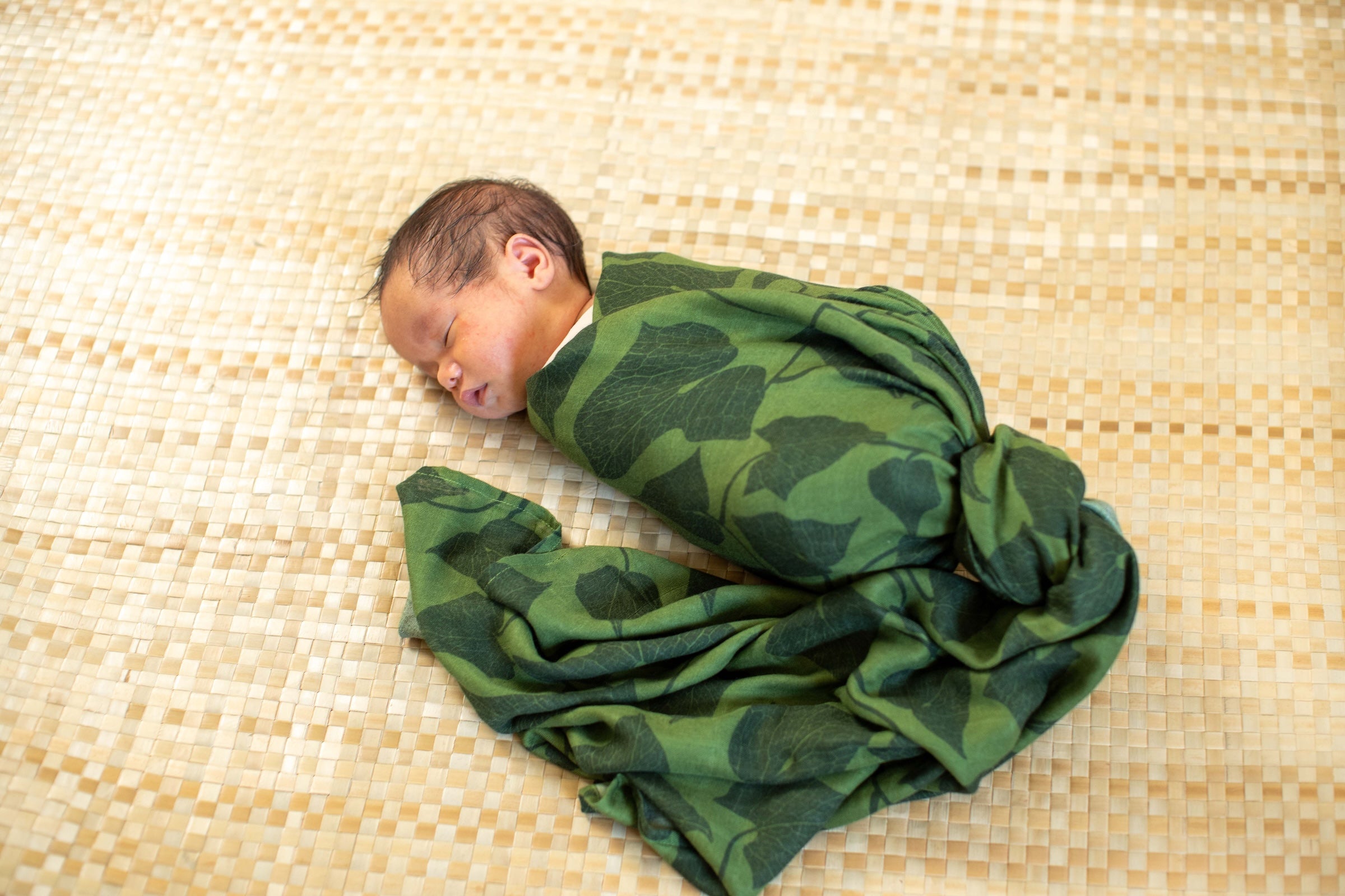 Green Peʻahi Fern Bamboo Muslin Kapa Moe (Swaddle Blanket)