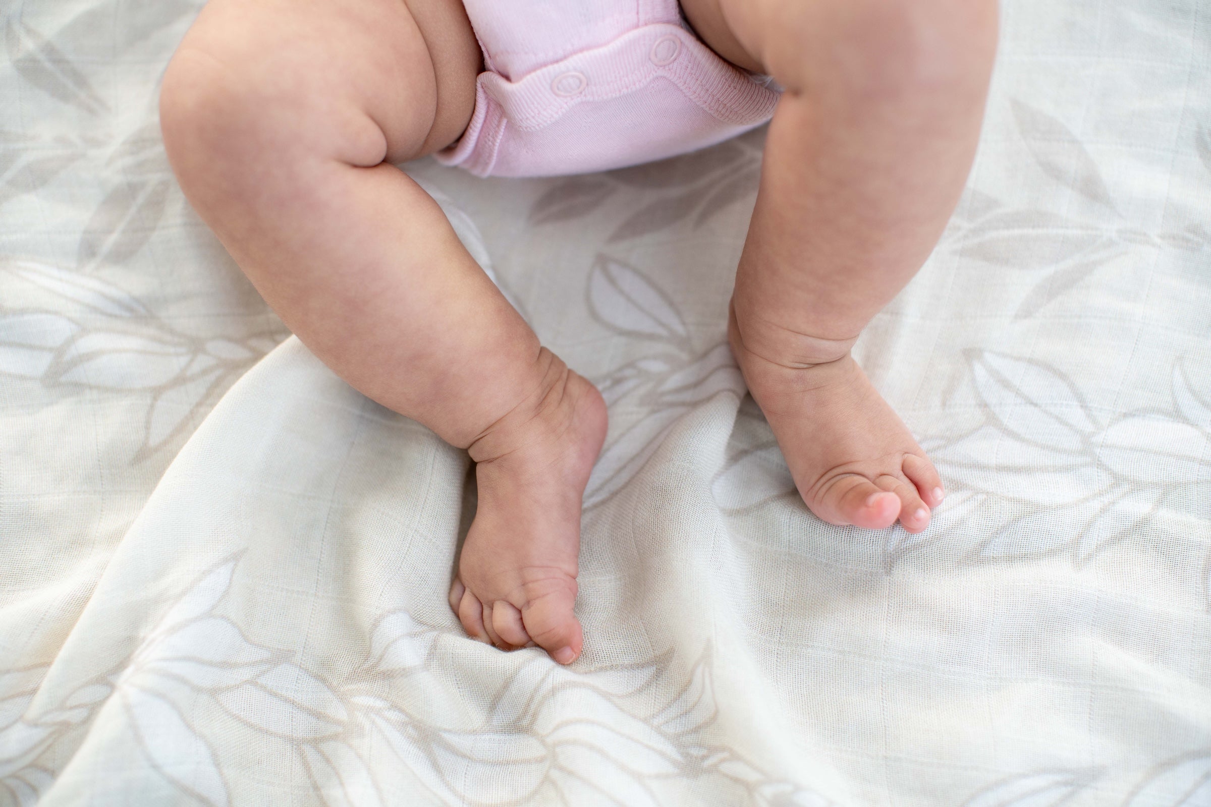 White Maile Strands Kapa Moe - Hawaiian Bamboo Swaddle