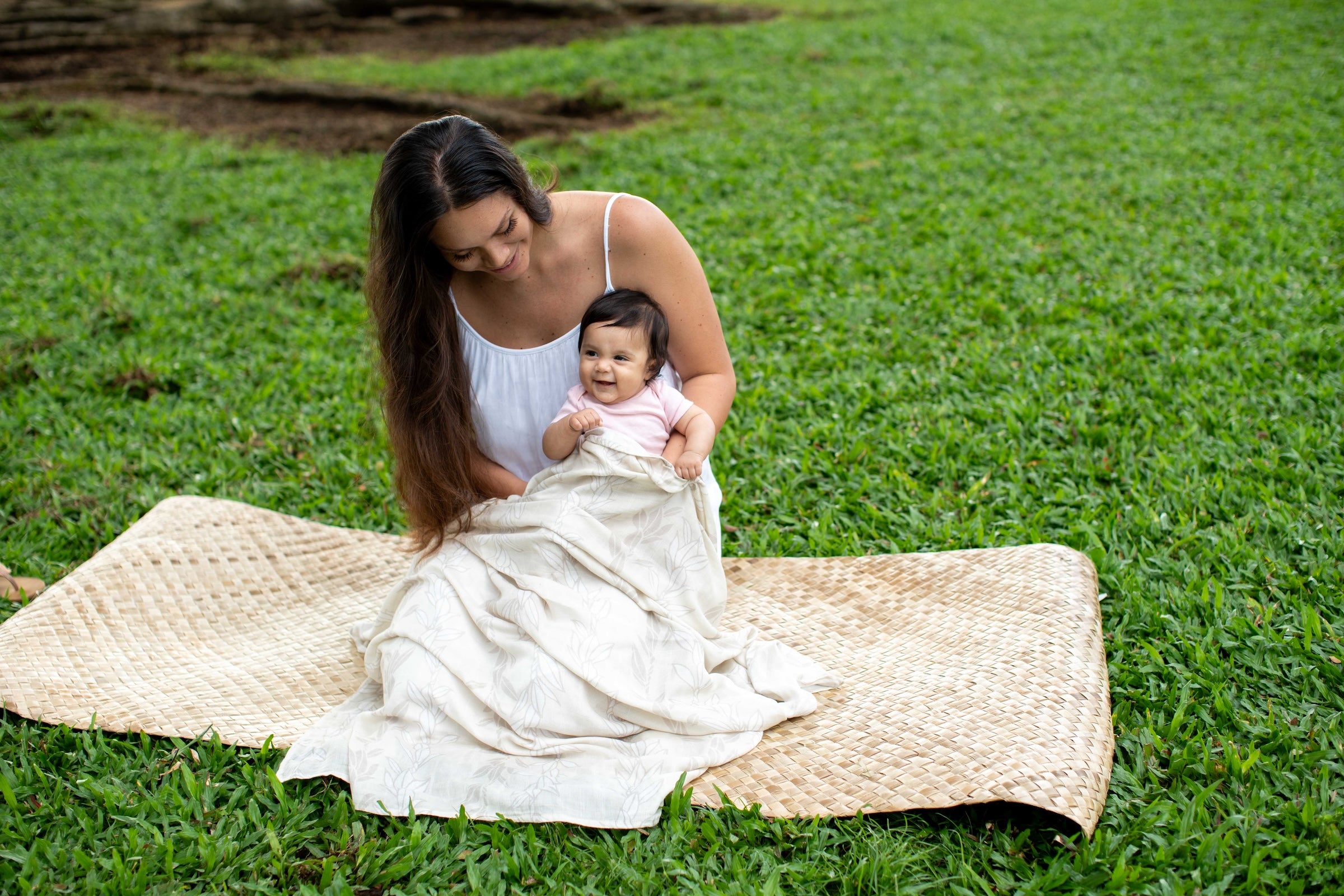 White Maile Strands Kapa Moe - Hawaiian Bamboo Swaddle
